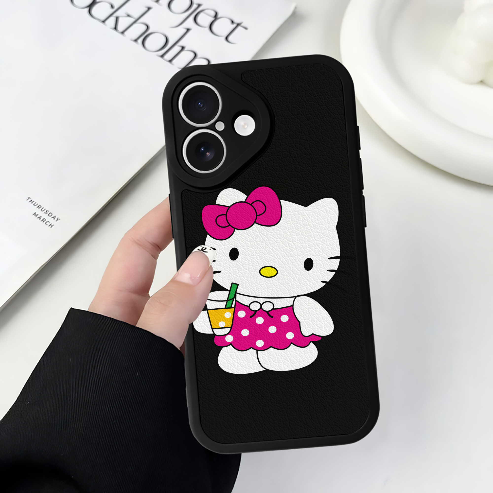 （画像用） Hello Kitty ハローキティ 【iPhone 16シリーズ対応】シリコンスマホケース（レザー調） 材質：シリコン